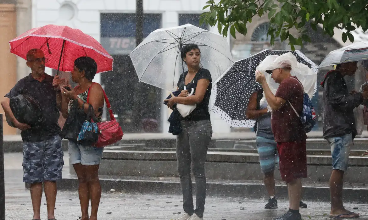 Inmet emite alerta de perigo para chuvas e temporais em várias regiões