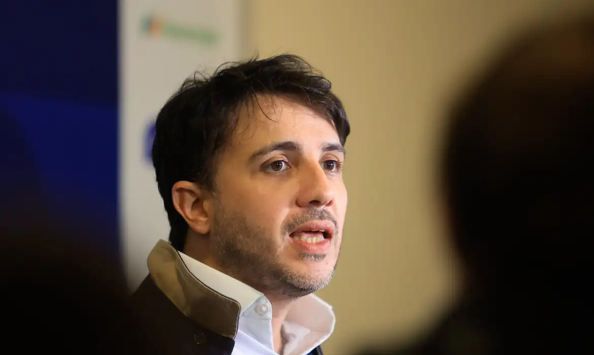 Renan defende cortes na Previdência e revisão de pisos