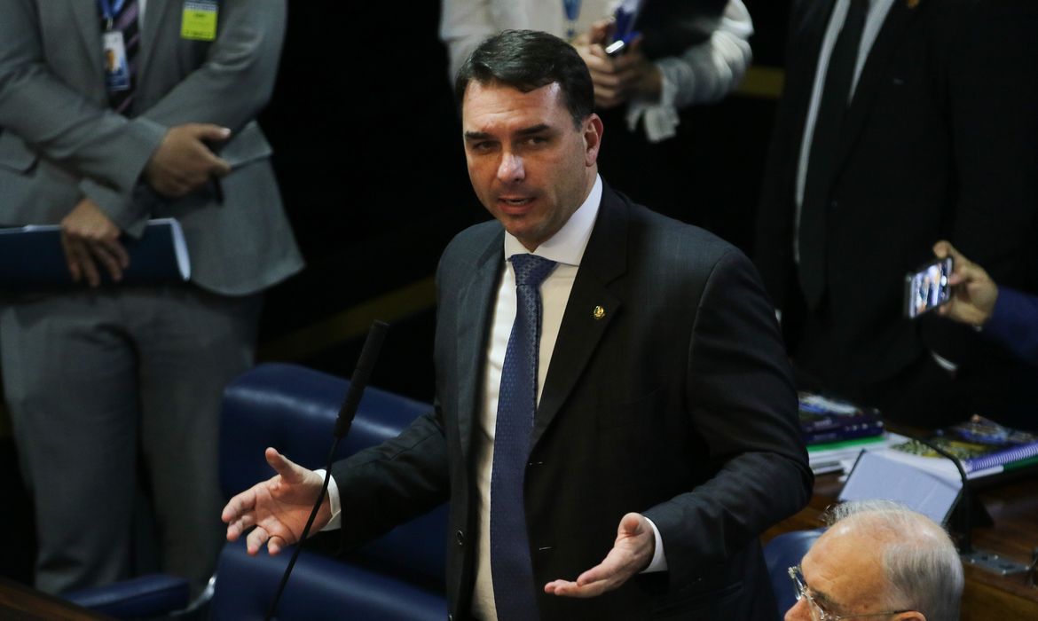 Defesa de Flávio Bolsonaro solicitou quatro vezes transferência do caso Dark Horse para Mendonça