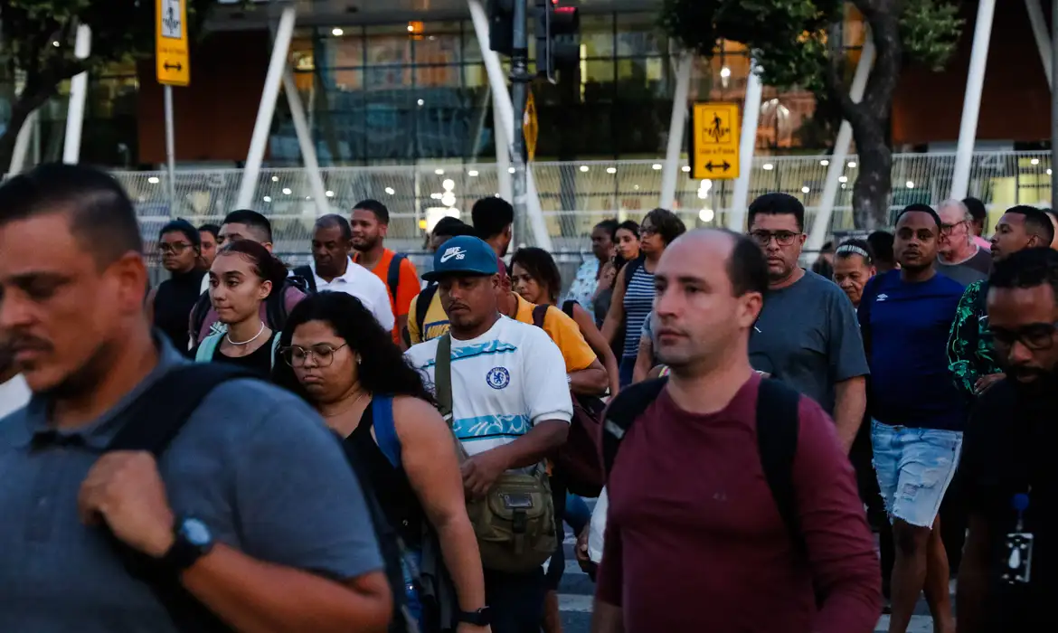 Desemprego atinge 6,1% no início de 2026 e registra menor marca histórica