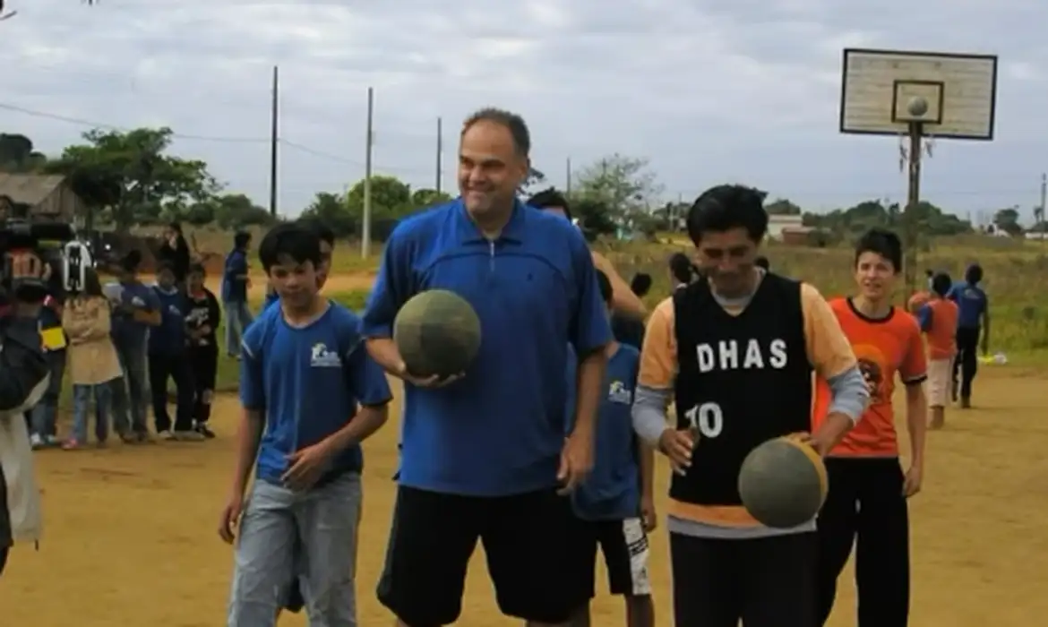 Projeto de Oscar Schmidt vence torneio escolar nacional em emocionante homenagem