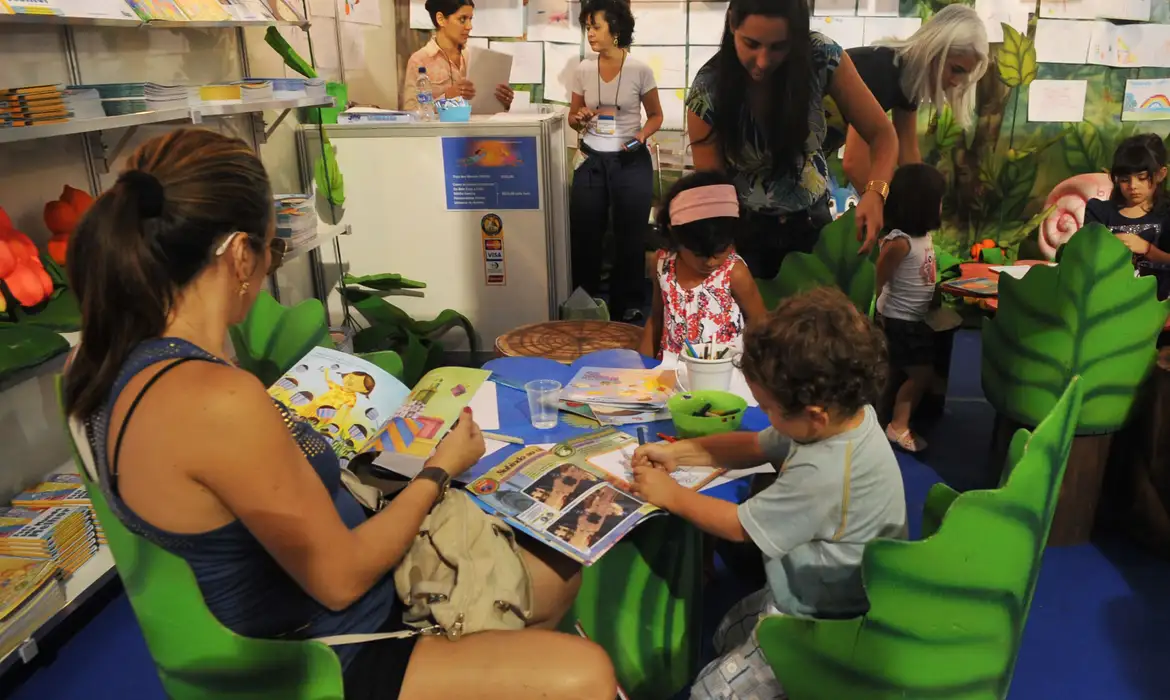 Pesquisa evidencia baixa frequência de leitura para crianças em famílias brasileiras