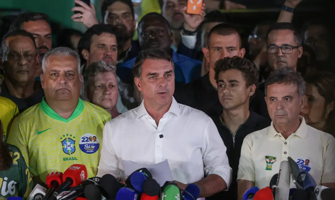 Flávio Bolsonaro cruza fronteira com a Argentina e viaja ao Equador