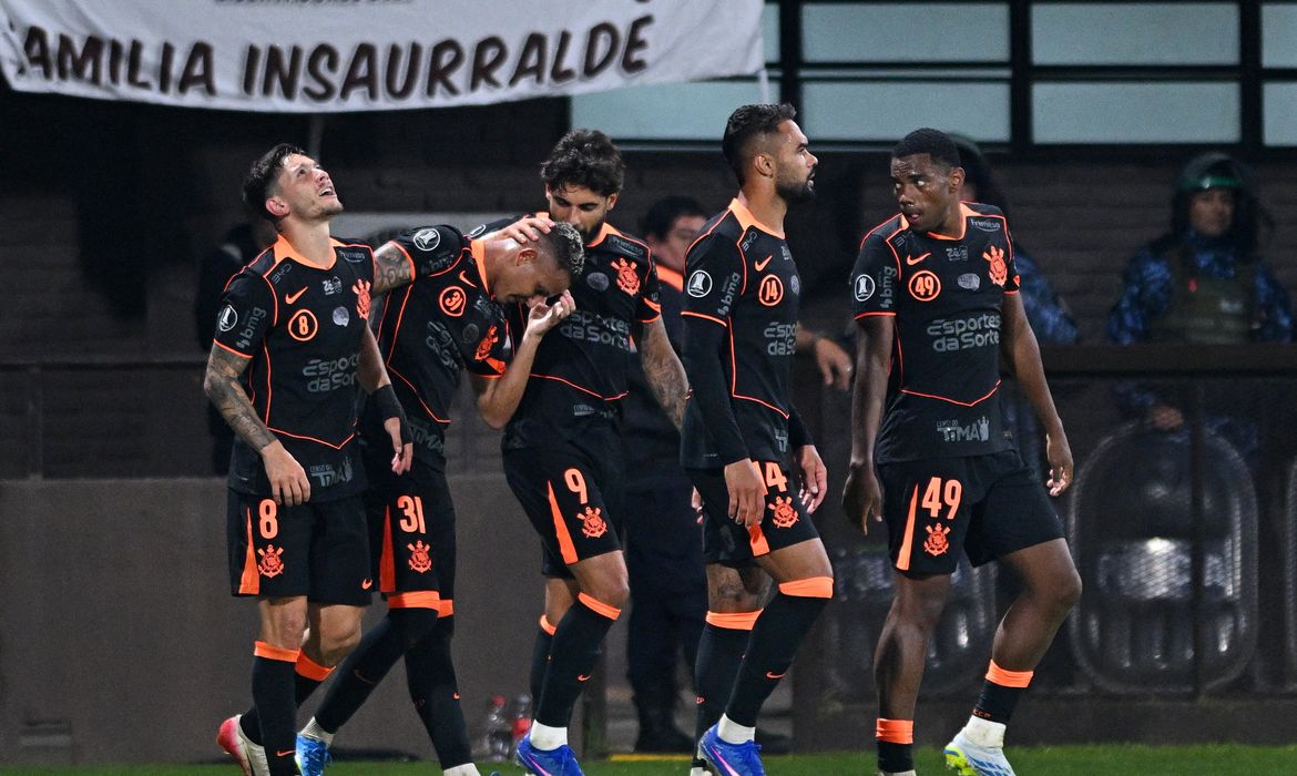 Corinthians vence Platense em Buenos Aires na estreia de Fernando Diniz pela Libertadores