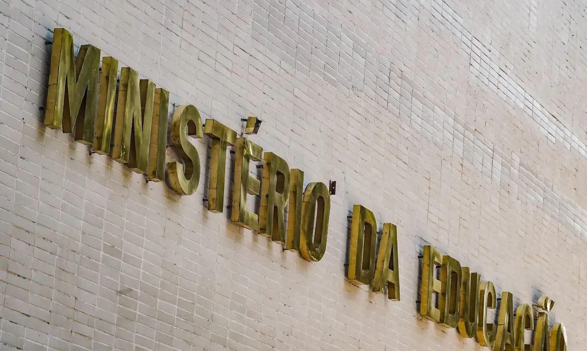 MEC envia equipe ao Acre após ataque com mortes em escola estadual