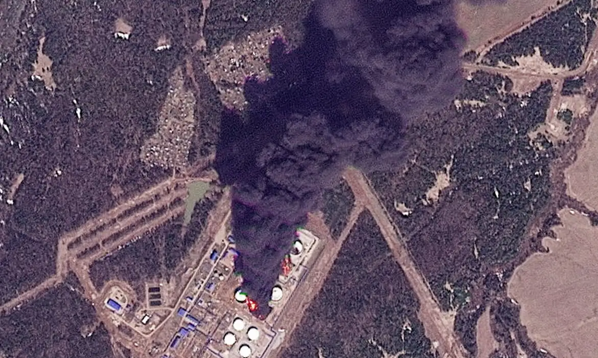 Ataques de drones ucranianos paralisam refinaria da Lukoil na Rússia