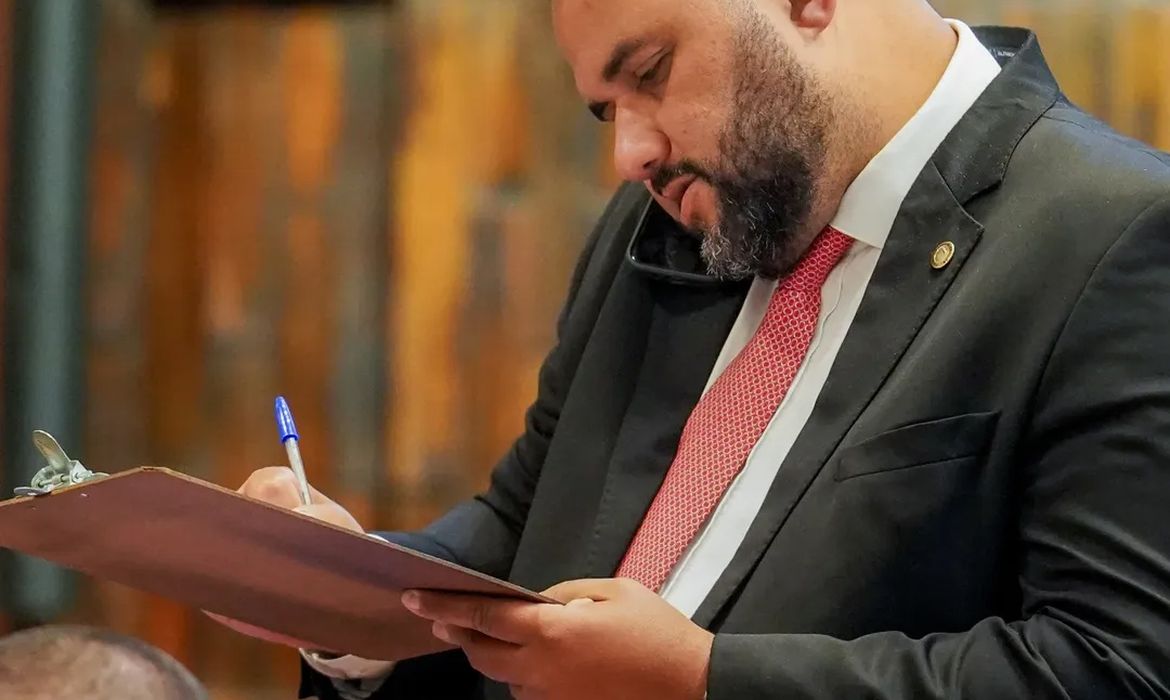 PF identifica mensagens violentas no celular de deputado estadual preso