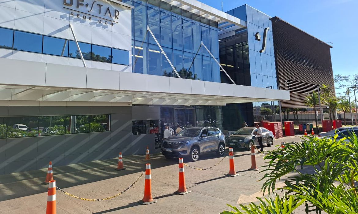 Bolsonaro é submetido a cirurgia no ombro em hospital de Brasília