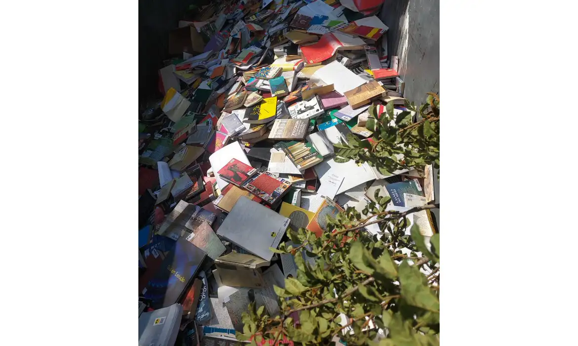 Livros descartados em Osasco geram polêmica sobre gestão de acervo