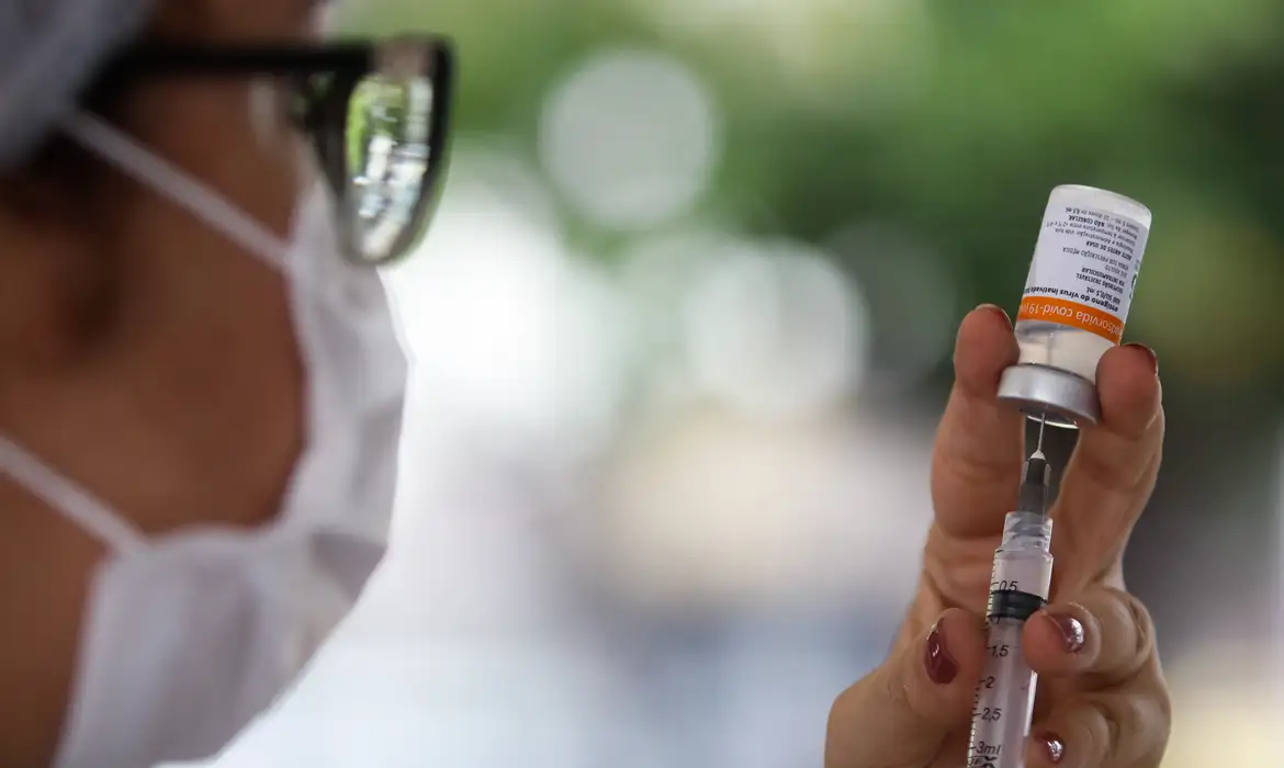 Anvisa atualiza vacinas contra covid-19 para novas variantes
