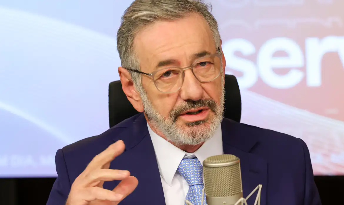 Ministro defende industrialização de minerais críticos e pede regras claras