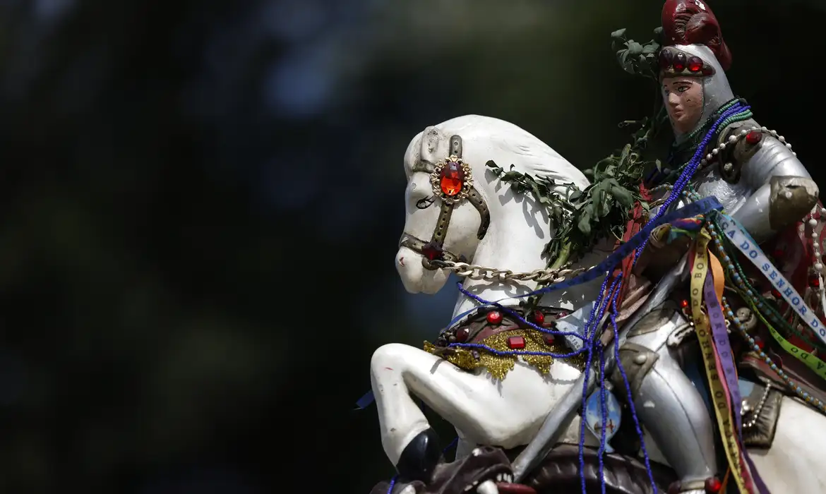 Devoção a São Jorge move fiéis e religiões no Brasil em 23 de abril