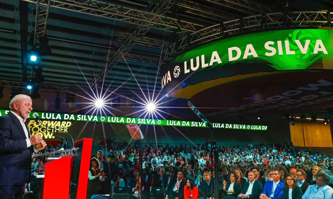 Lula desafia progressistas a manter coerência e critica neoliberalismo na Espanha