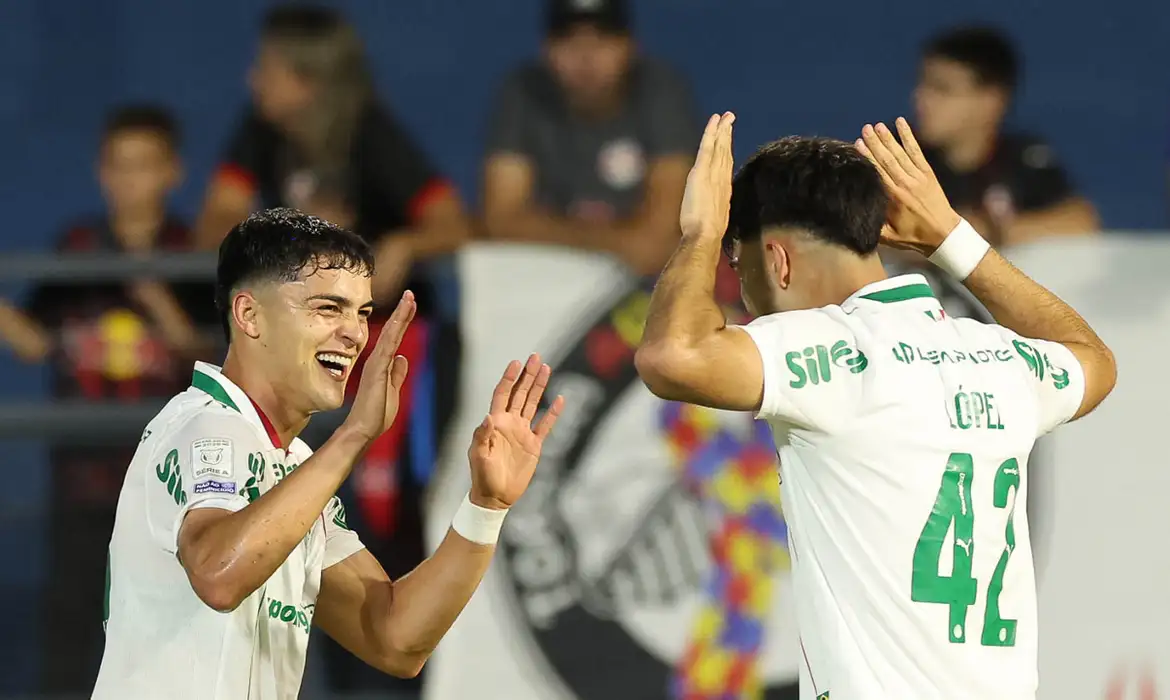 Palmeiras vence Bragantino e amplia recorde na liderança do Brasileiro