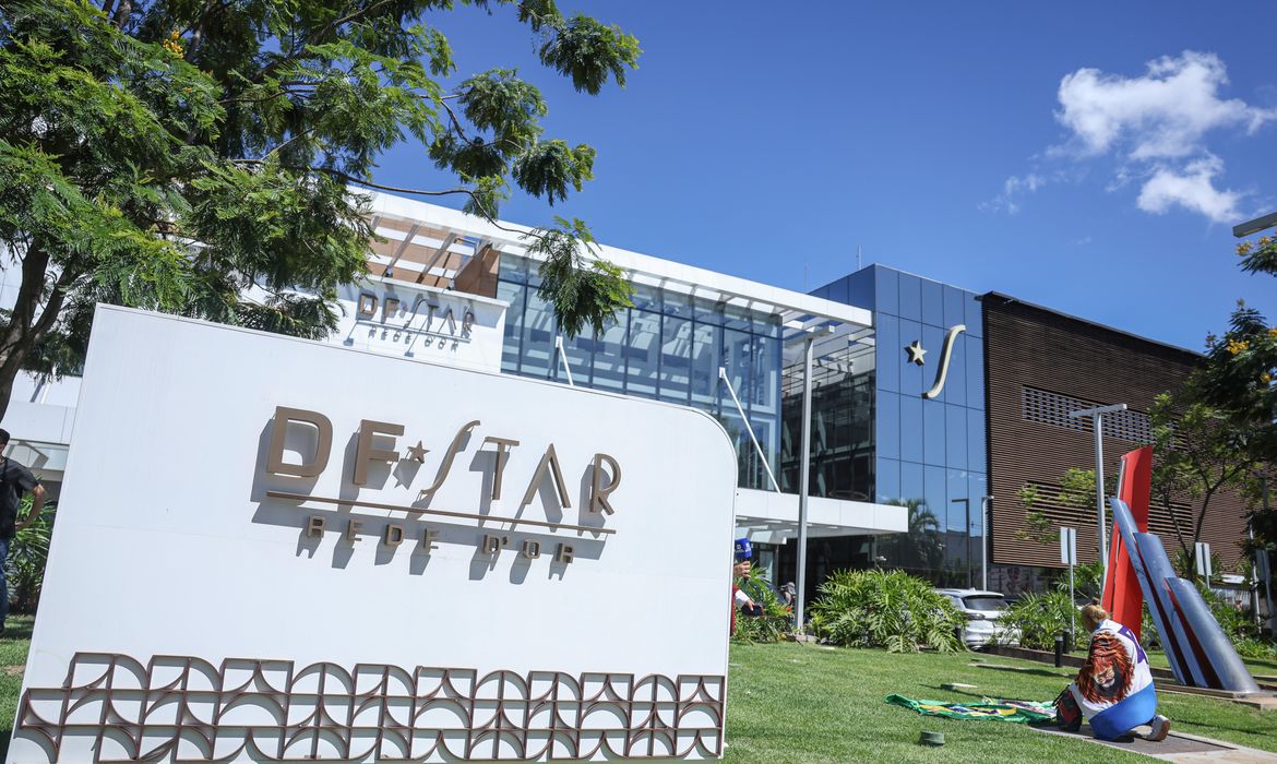 Bolsonaro permanece internado após cirurgia e inicia reabilitação