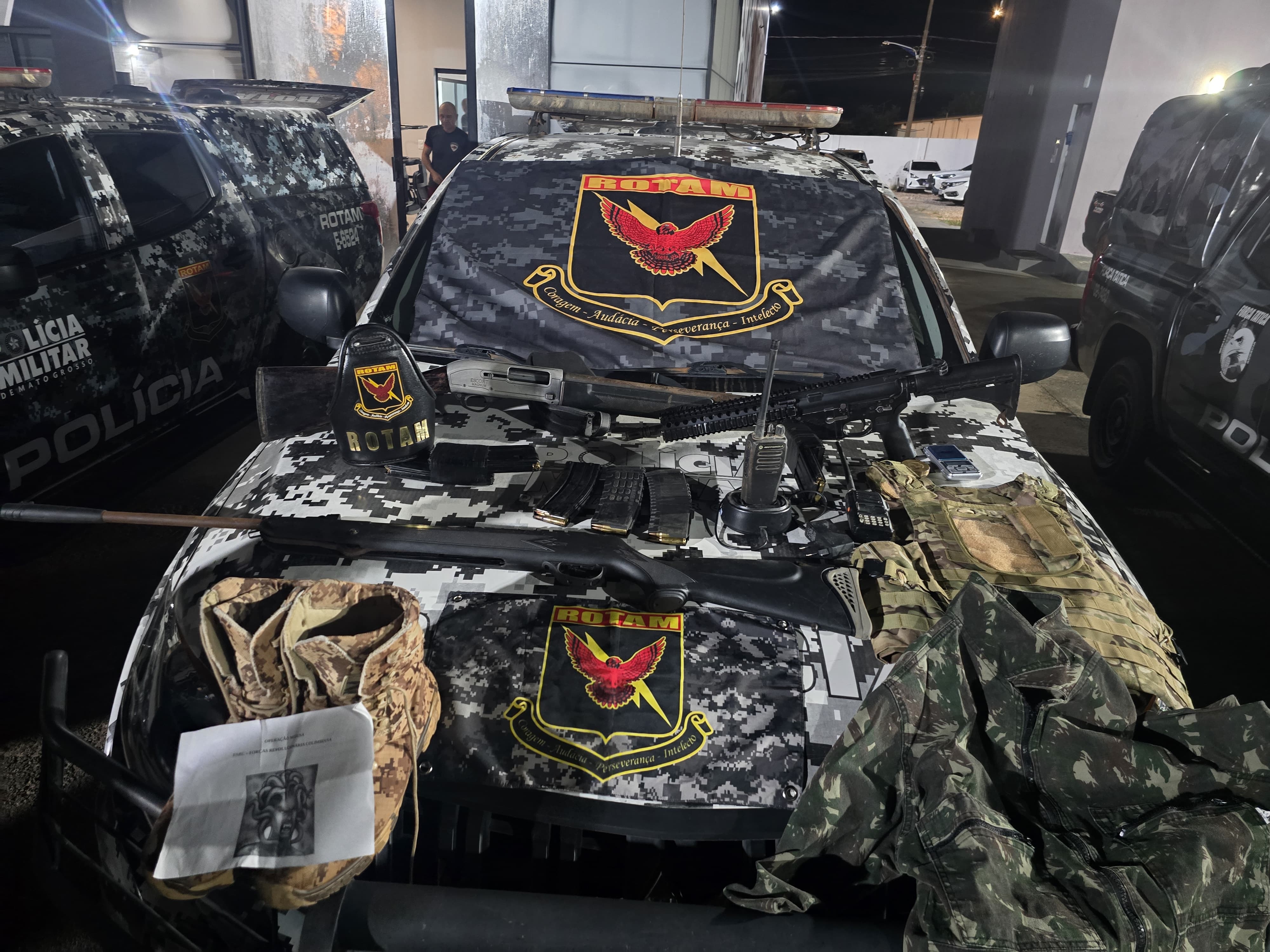 PM prende dupla e apreende fuzil e materiais de guerrilha em Nova Lacerda