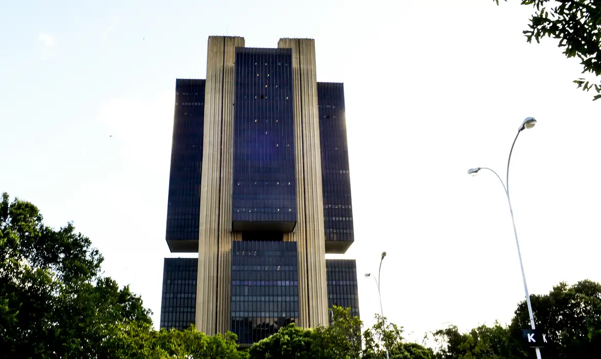 Banco Central modera corte de juros por tensões globais e inflação