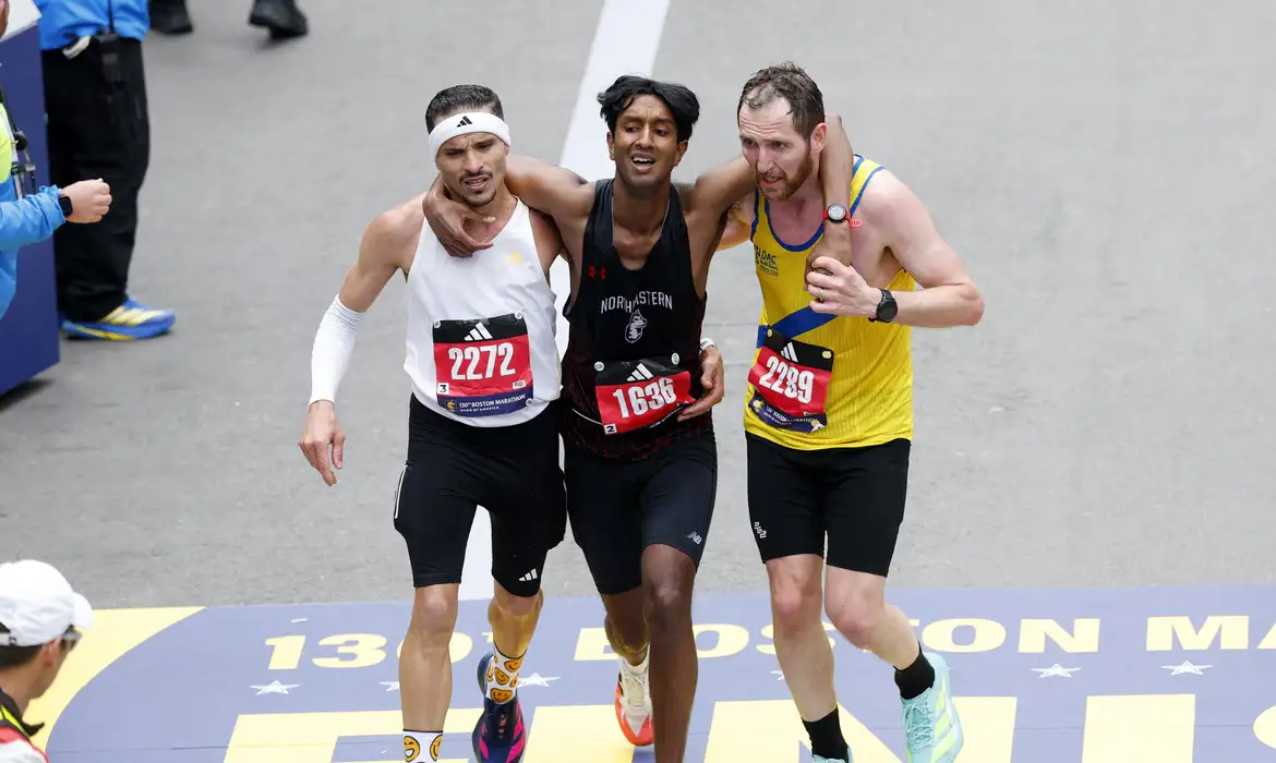 Brasileiro abre mão de recorde para ajudar corredor na Maratona de Boston