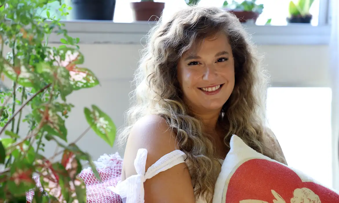 Alice Caymmi lança álbum para popularizar obra do avô