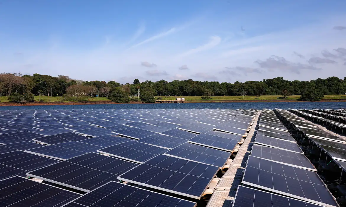 Usina de Itaipu testa energia solar e avalia ampliar produção elétrica
