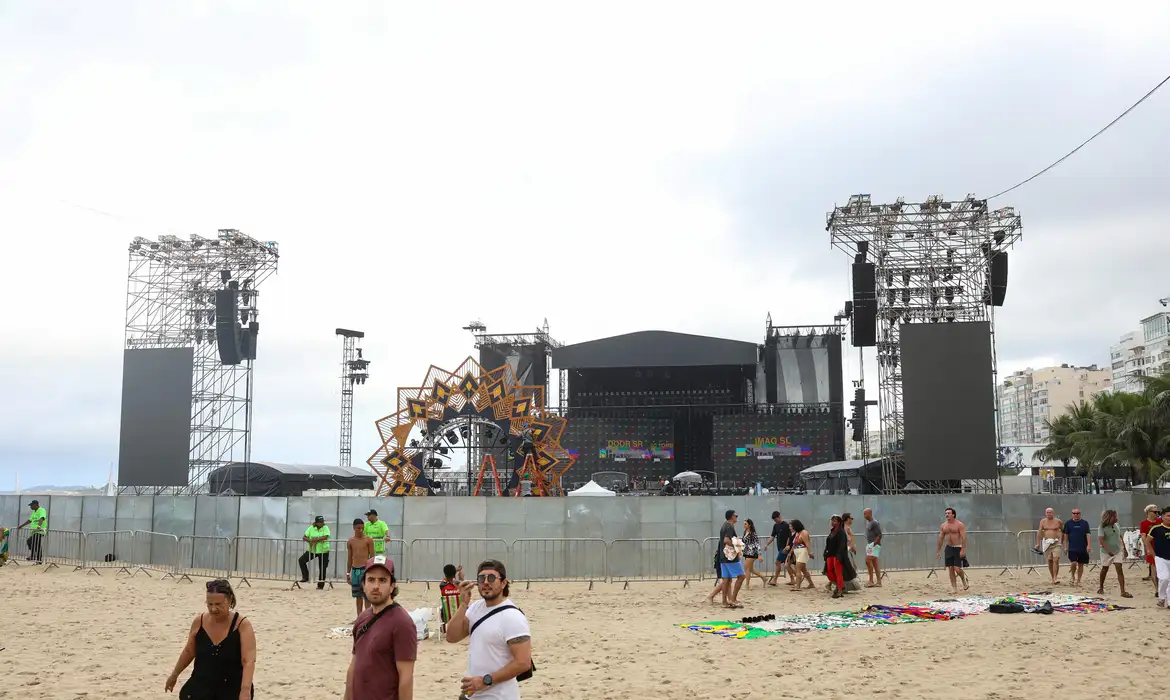 Bombeiros realizam vistoria final em estruturas do show de Shakira no Rio
