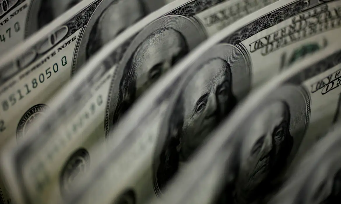 Dólar comercial atinge R$ 4,91 e registra menor patamar em mais de dois anos