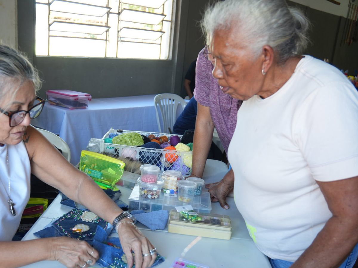 Mãe atípica fatura com artesanato sustentável