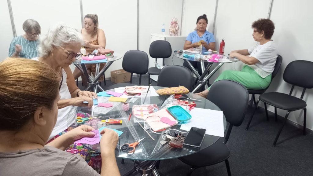 Artesã transforma terapia em laços afetivos durante evento cultural