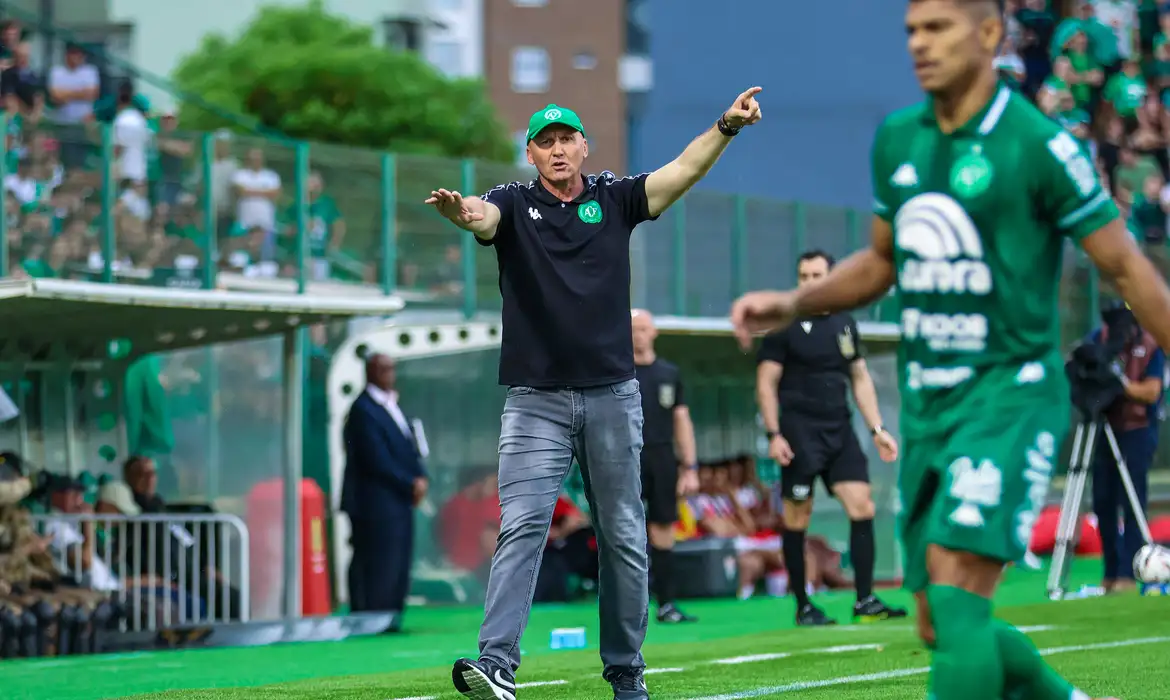 Chapecoense Demite Técnico Gilmar Dal Pozzo Após Goleada no Brasileirão