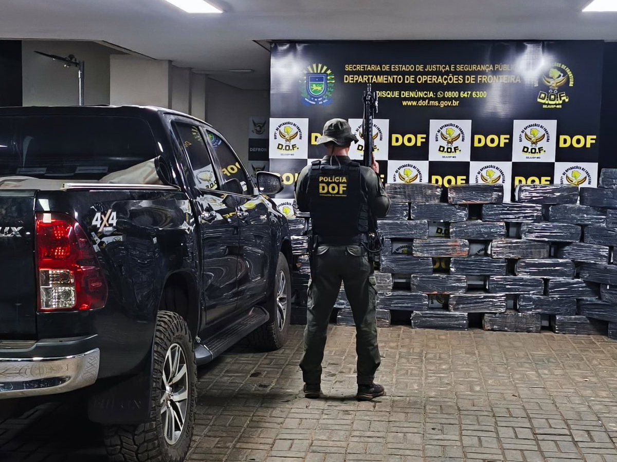 DOF intercepta caminhonete furtada com mais de 1,5 tonelada de maconha