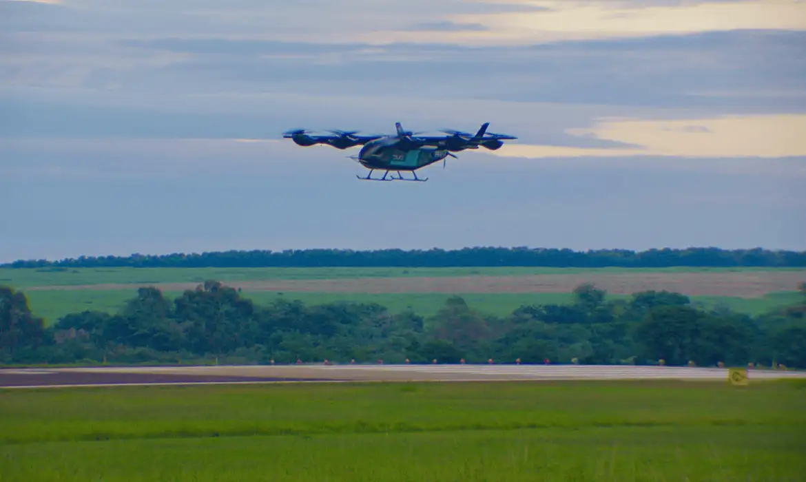 Eve, da Embraer, realiza primeiro voo de protótipo de eVTOL no Brasil