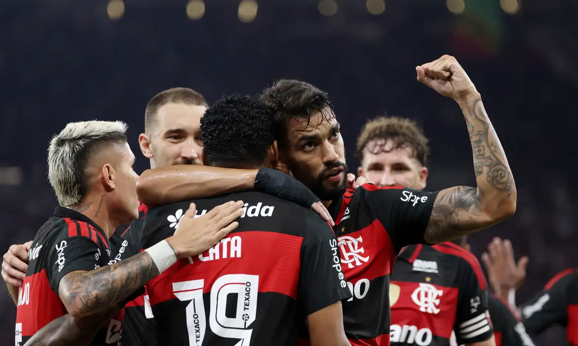 Flamengo Supera Santos de Virada no Maracanã e Alcança 17 Pontos no Brasileirão