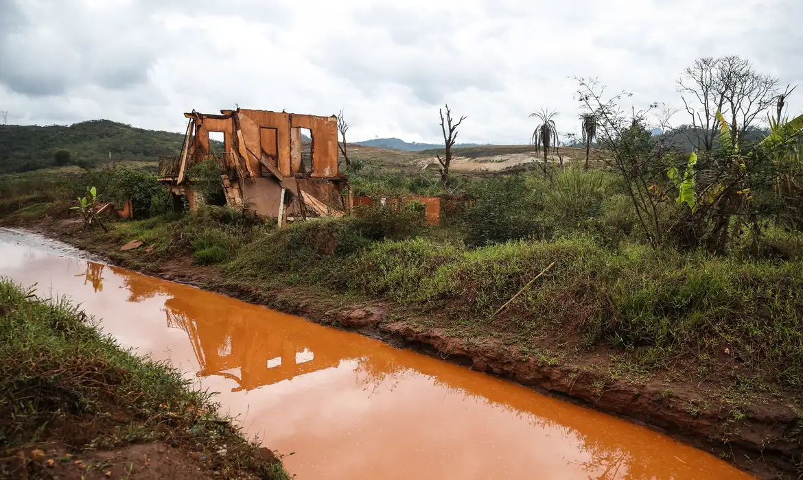 História em quadrinhos retrata o impacto do desastre em Mariana
