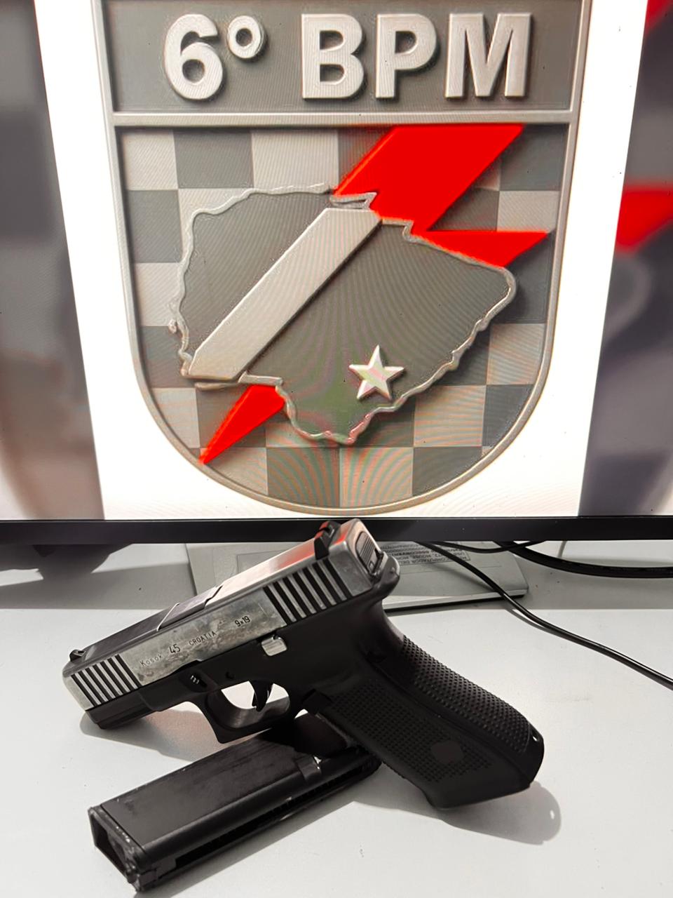 Homem é levado à delegacia após ameaças e resistência em Corumbá