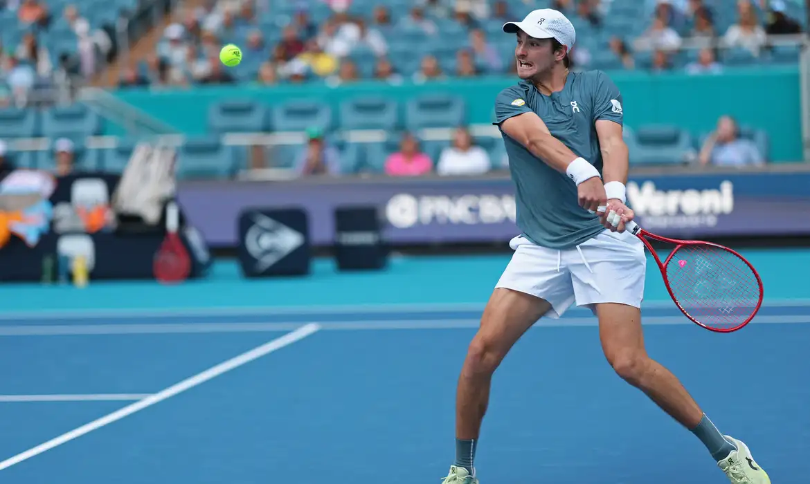 João Fonseca enfrenta dificuldades contra Carlos Alcaraz em Miami