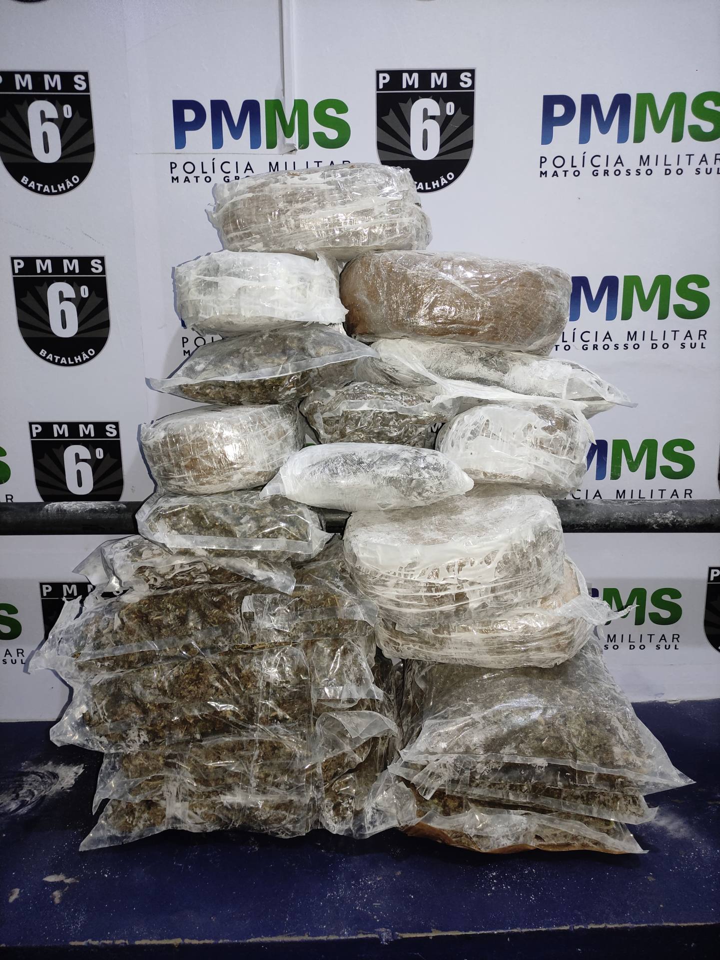 Jovem detida em rodoviária de Corumbá com quase 18 quilos de skunk