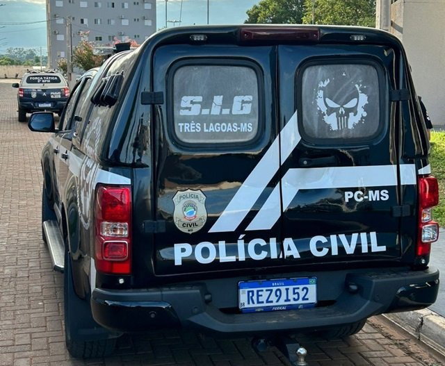 Moto furtada é encontrada em terreno baldio