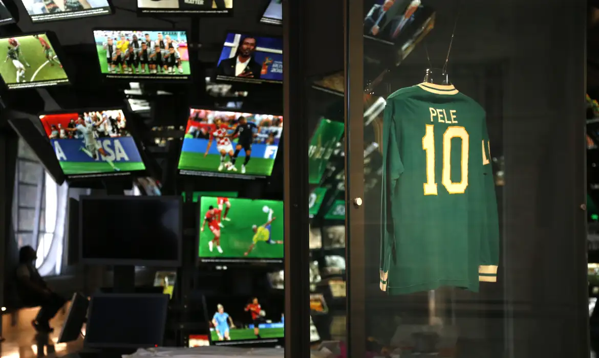 Museu do Futebol inova com audioguia em estilo de rádio