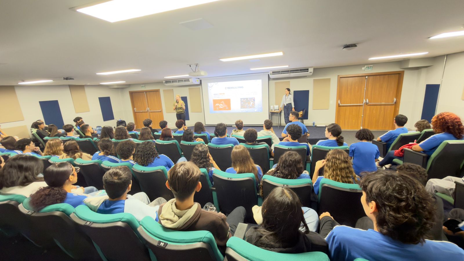 Palestra aborda cyberbullying e IA em escola de Campo Grande