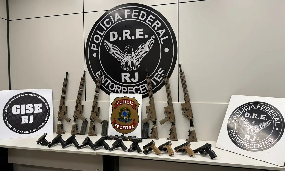 Polícia Federal apreende dez fuzis e doze pistolas na Via Dutra