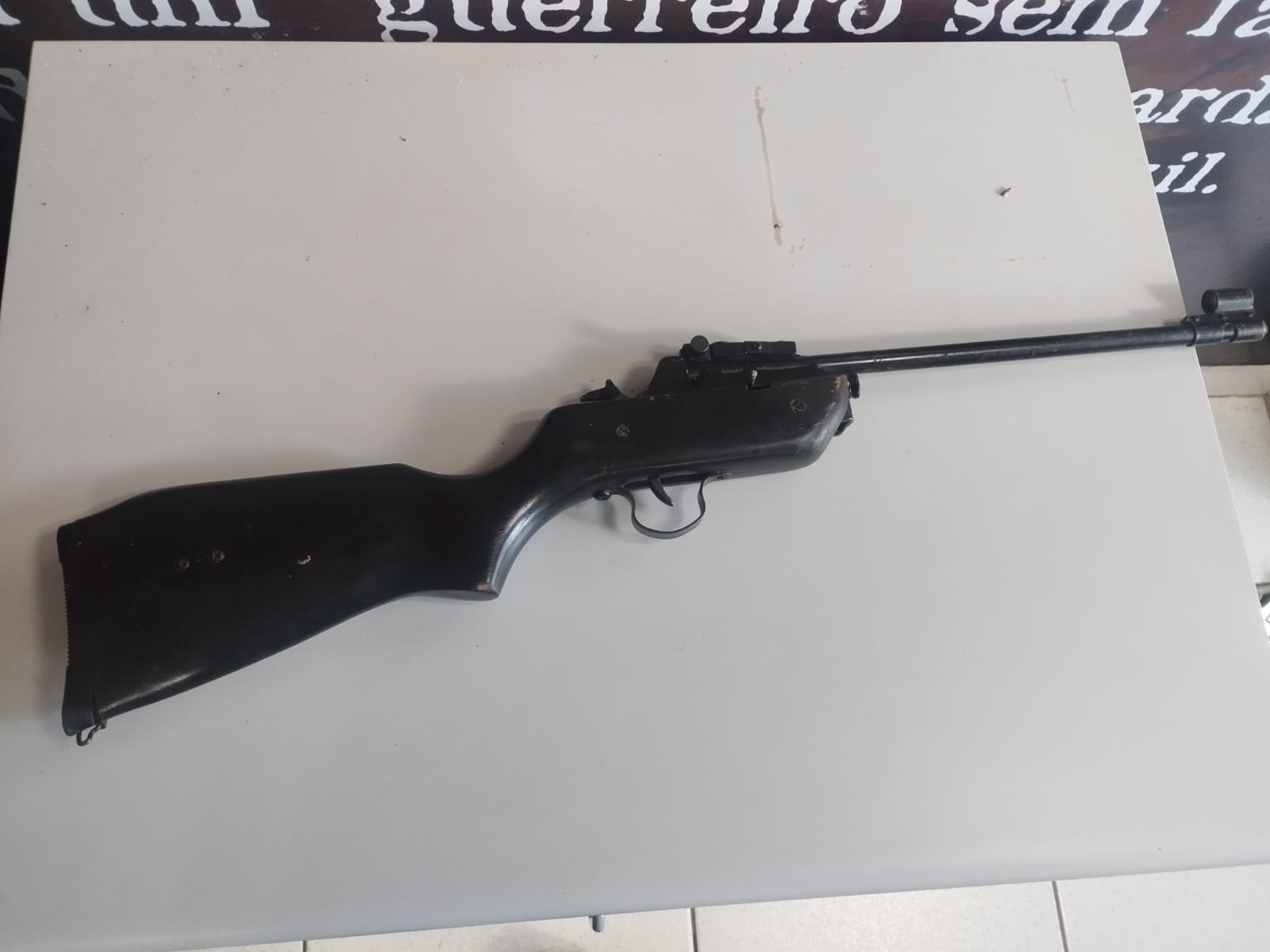 Polícia encontra arma e realiza busca contra homem por violência doméstica