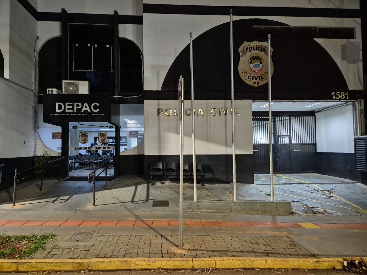 Polícia impõe flagrante para impedir agressão em frente à delegacia