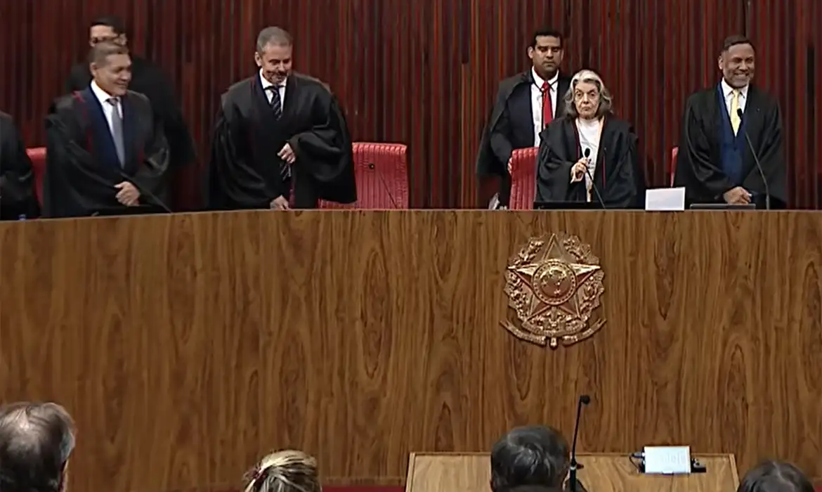 TSE analisa processo que pode impedir candidatura de Castro