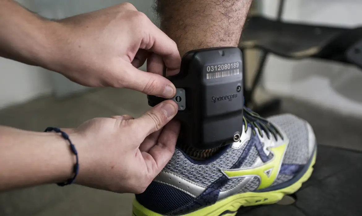 Troca de carregador da tornozeleira de Bolsonaro é relatada ao STF