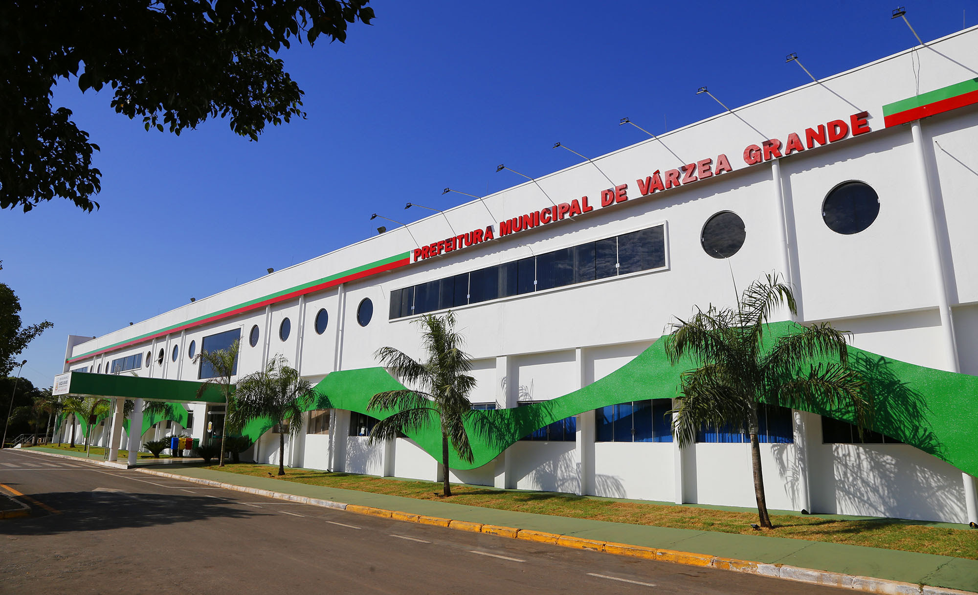 Várzea Grande homologou pregão de R$ 548 mil para equipamentos logísticos